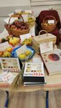 O masă cu diferite tipuri de fructe în coșuri, materiale informative și un calendar pentru 2023.